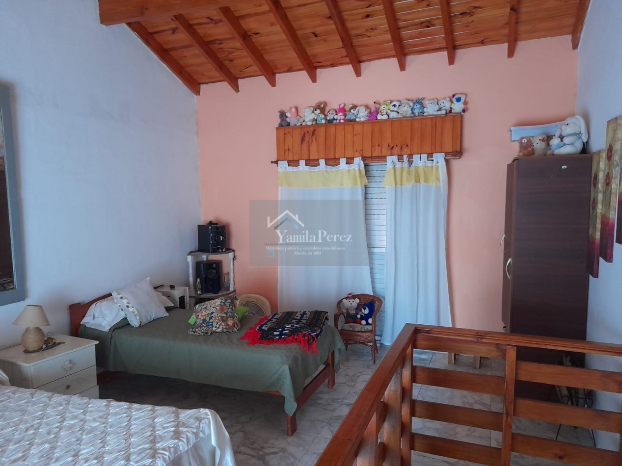 Hermoso Chalet de 4 amb. + dpto. al fondo.