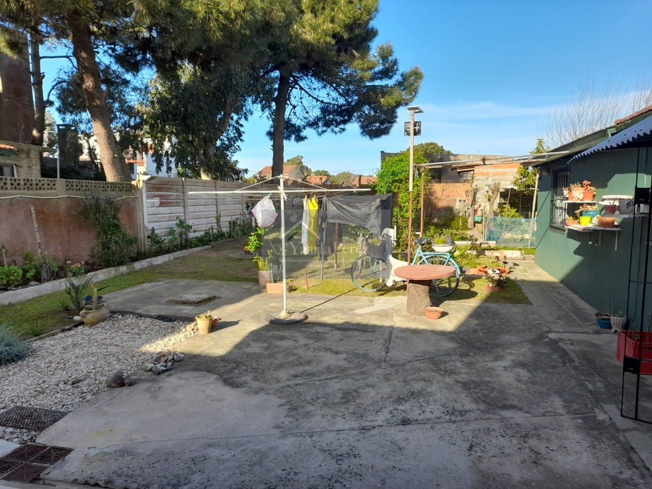 Hermoso Chalet de 4 amb. + dpto. al fondo.