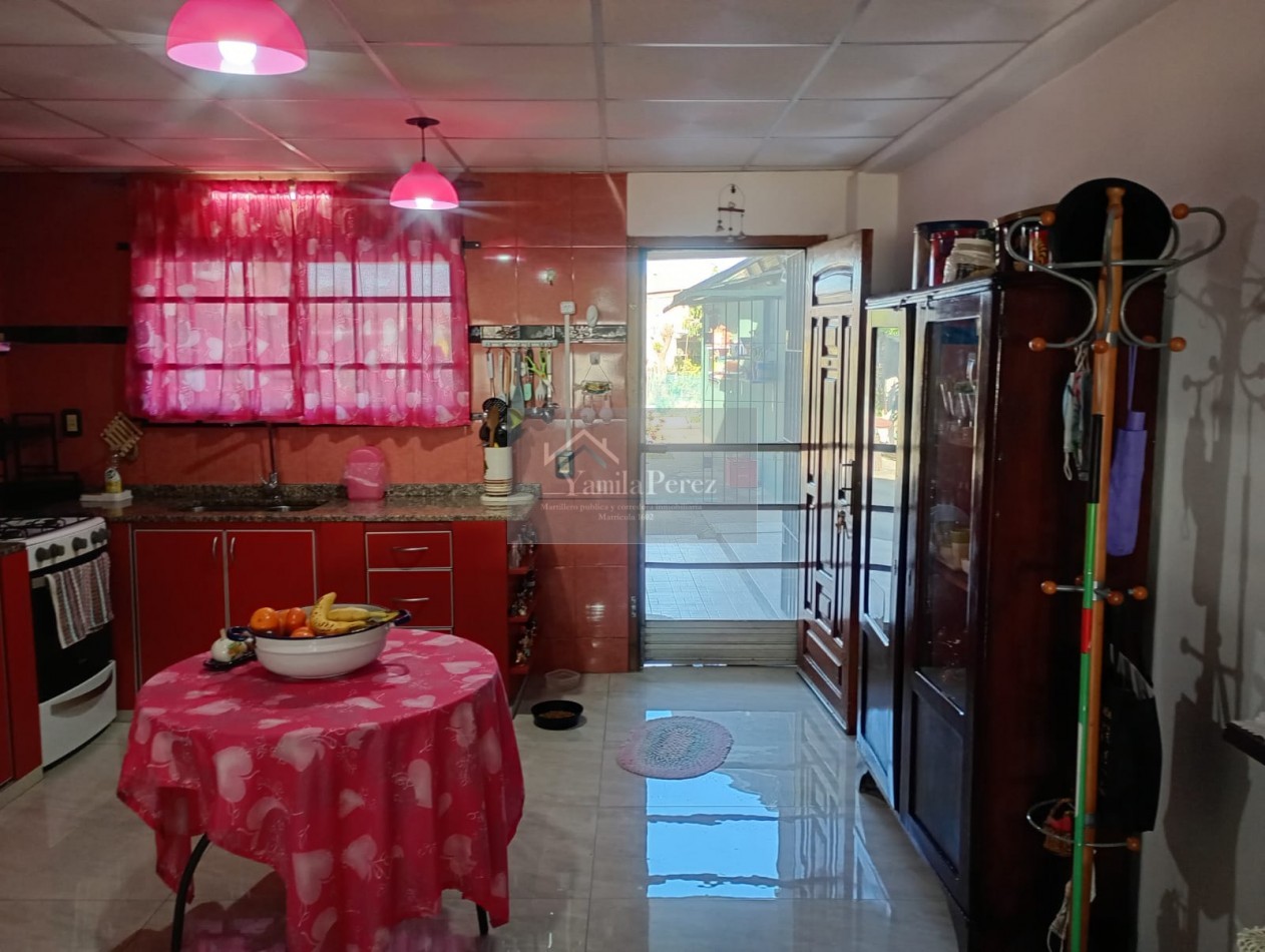 Hermoso Chalet de 4 amb. + dpto. al fondo.