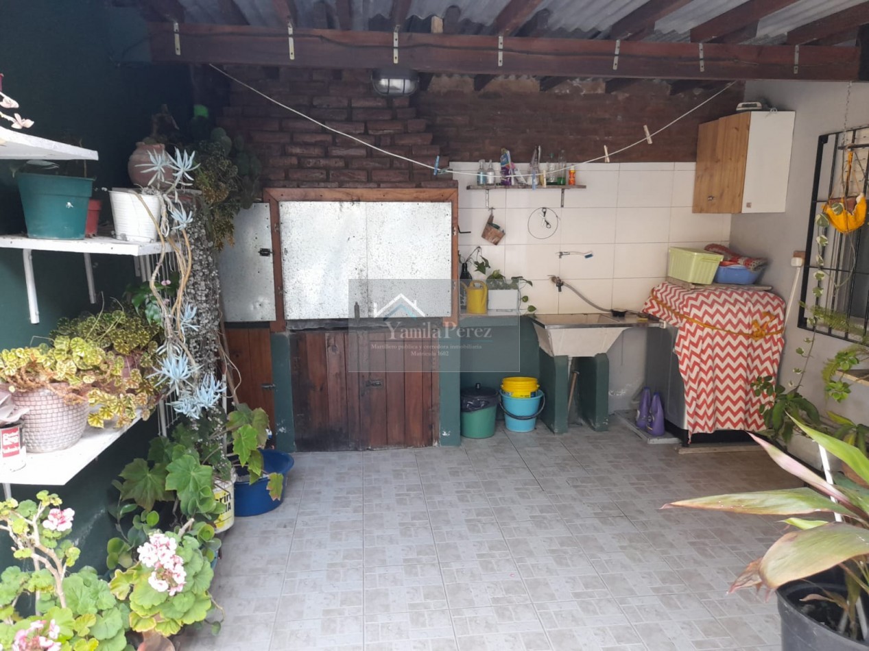 Hermoso Chalet de 4 amb. + dpto. al fondo.