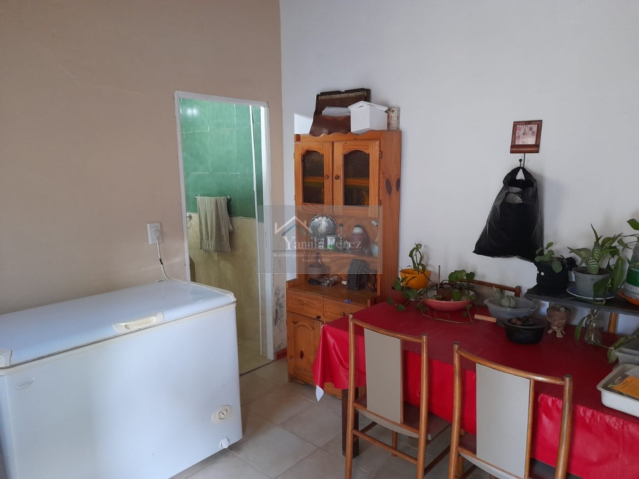 Hermoso Chalet de 4 amb. + dpto. al fondo.