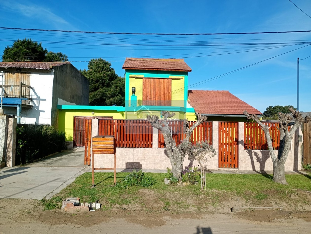 Hermoso Chalet de 4 amb. + dpto. al fondo.