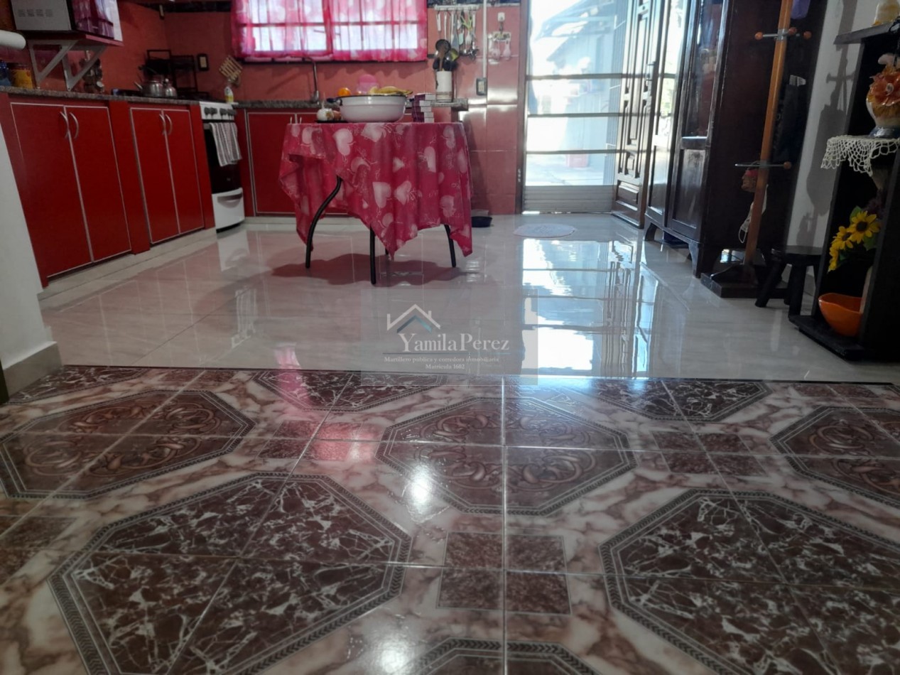 Hermoso Chalet de 4 amb. + dpto. al fondo.