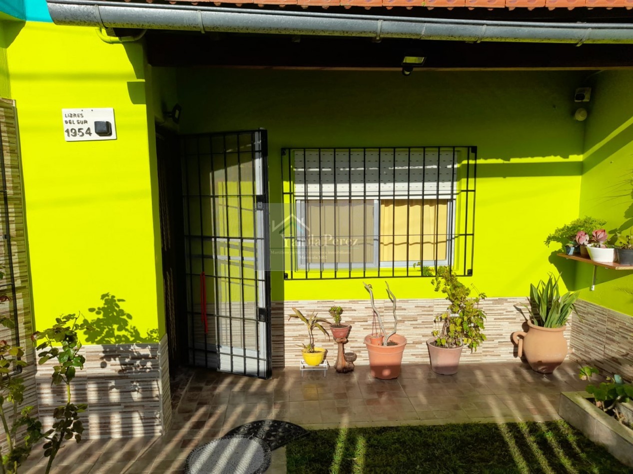 Hermoso Chalet de 4 amb. + dpto. al fondo.