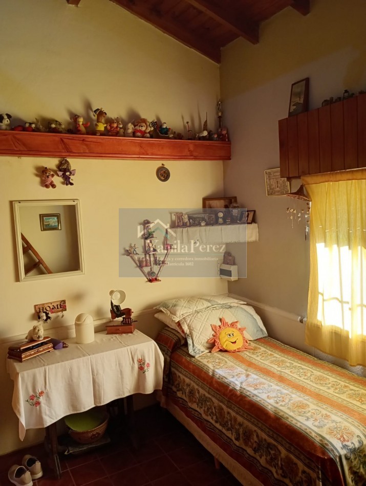 Hermoso Chalet de 4 amb. + dpto. al fondo.