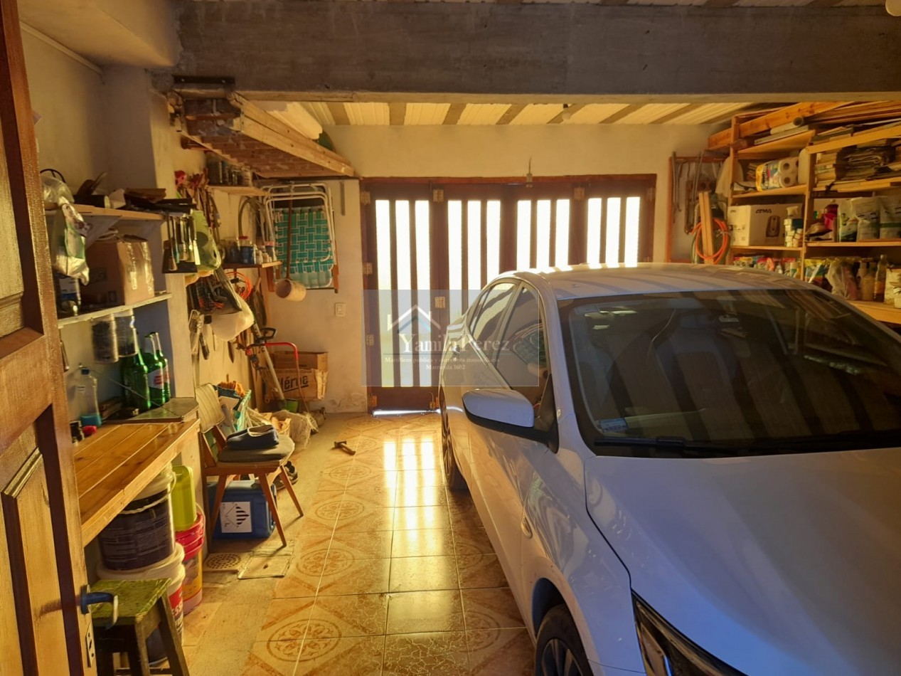 Hermoso Chalet de 4 amb. + dpto. al fondo.