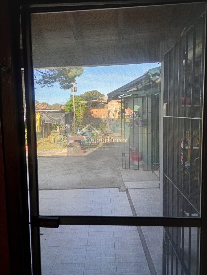 Hermoso Chalet de 4 amb. + dpto. al fondo.