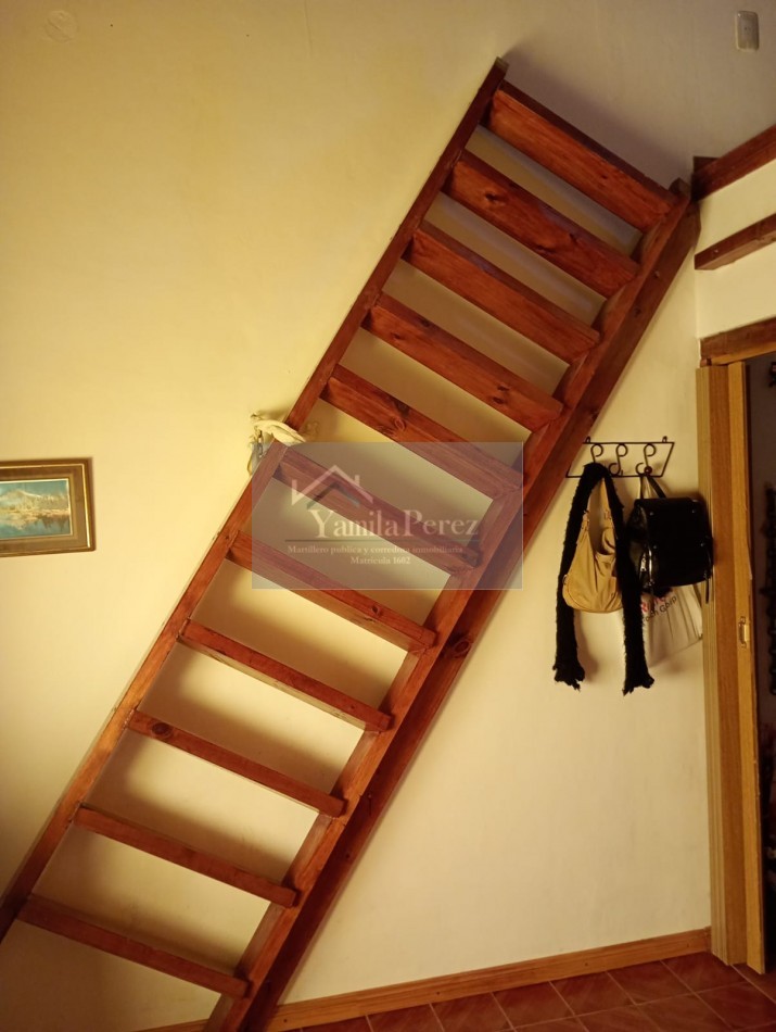 Hermoso Chalet de 4 amb. + dpto. al fondo.