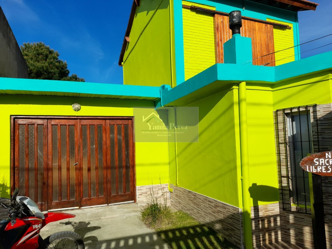 Hermoso Chalet de 4 amb. + dpto. al fondo.