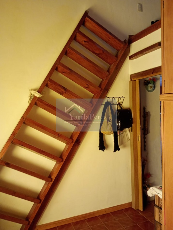 Hermoso Chalet de 4 amb. + dpto. al fondo.