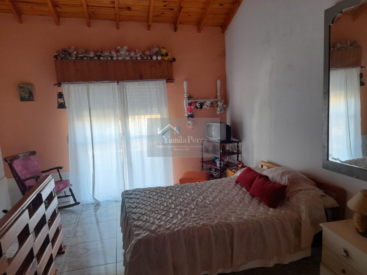 Hermoso Chalet de 4 amb. + dpto. al fondo.