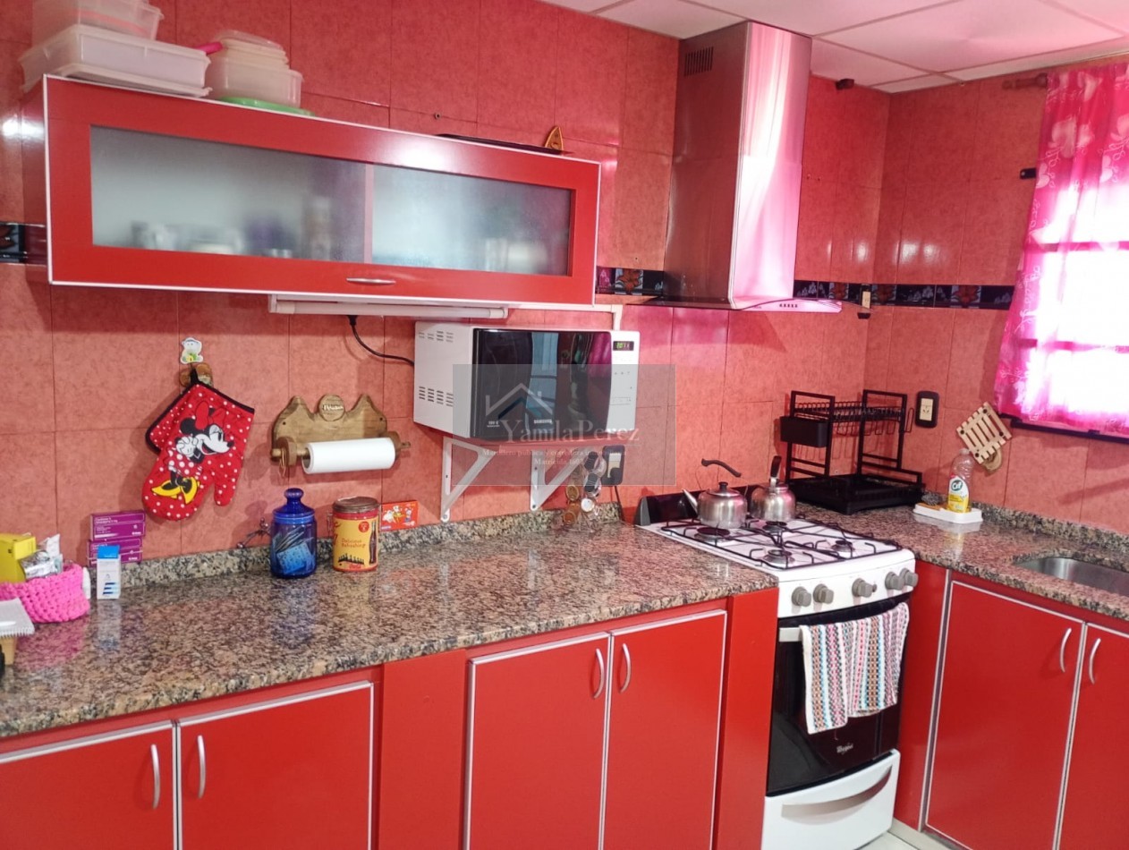 Hermoso Chalet de 4 amb. + dpto. al fondo.