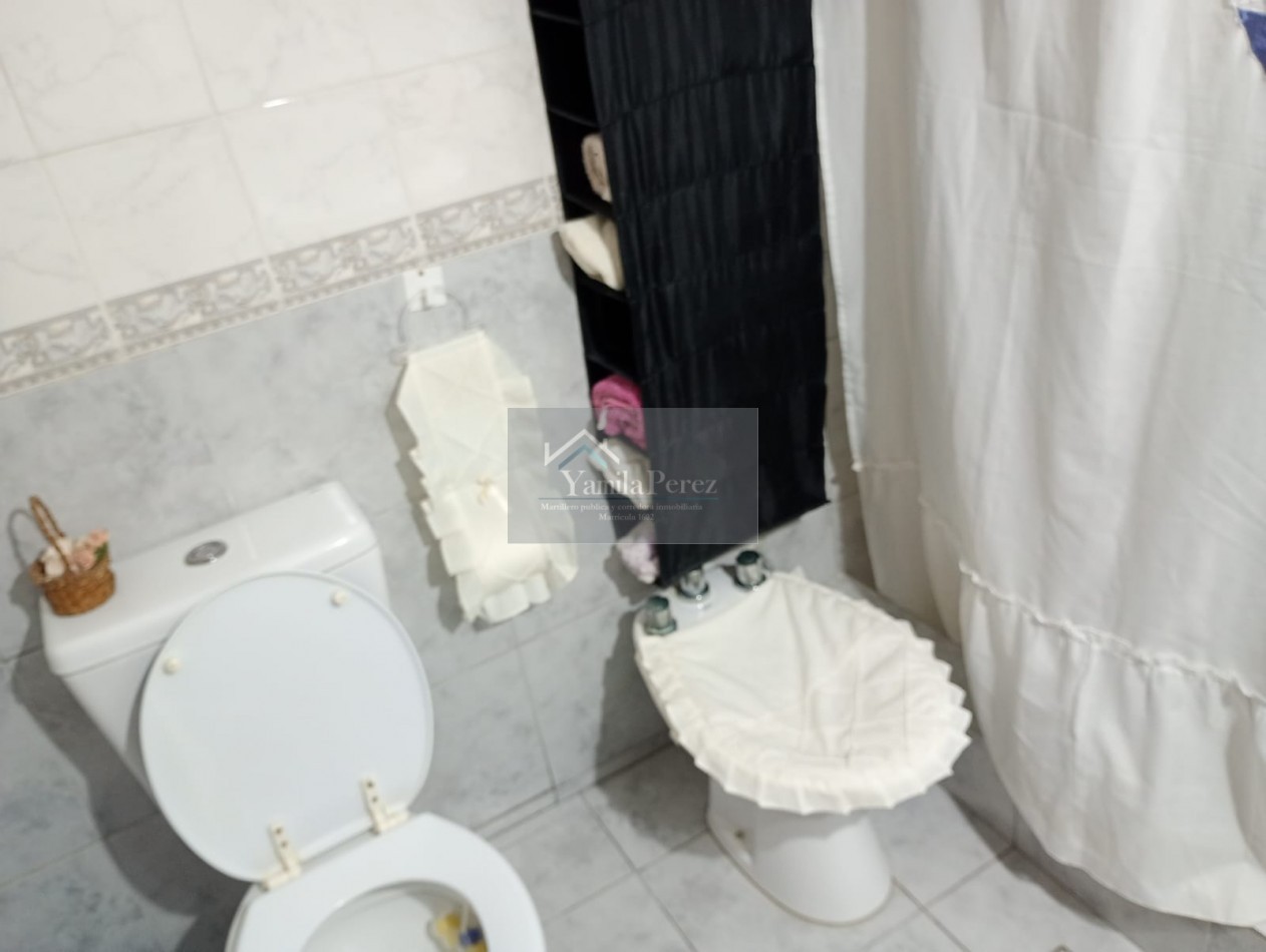 Hermoso Chalet de 4 amb. + dpto. al fondo.