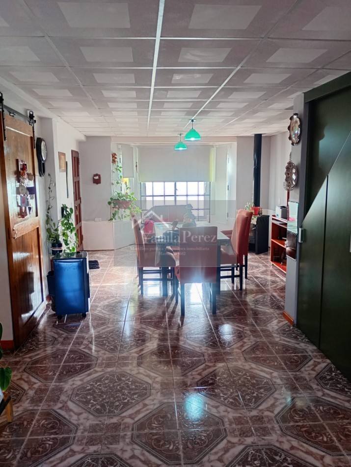 Hermoso Chalet de 4 amb. + dpto. al fondo.