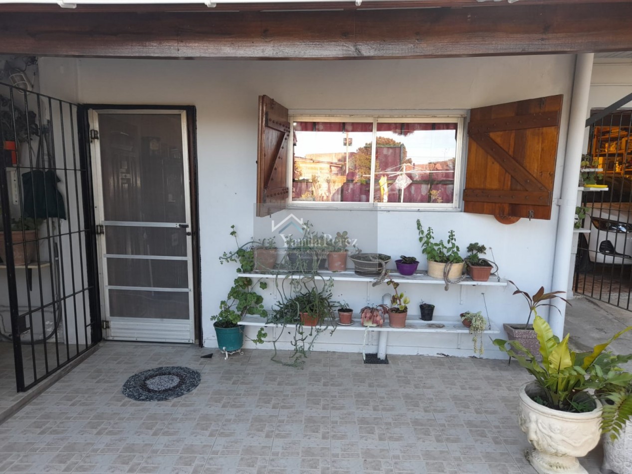 Hermoso Chalet de 4 amb. + dpto. al fondo.