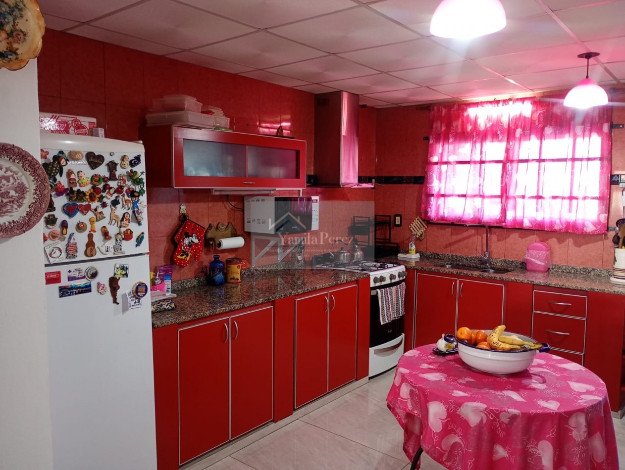 Hermoso Chalet de 4 amb. + dpto. al fondo.