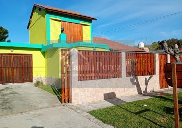 Hermoso Chalet de 4 amb. + dpto. al fondo.